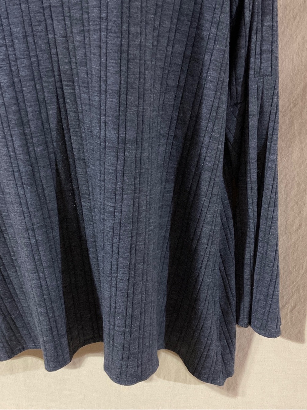 AB Studio Size L Dark Gray Ribbed Crisscross V-Neck Long Sleeve Top - Picture 4 of 6